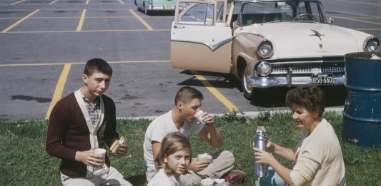 A Bergamo le fotografie vernacolari Kodachrome diventano racconto collettivo fotografie vernacolari
