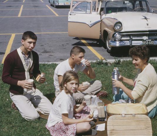 A Bergamo le fotografie vernacolari Kodachrome diventano racconto collettivo fotografie vernacolari