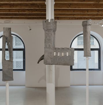 Cosa significa trovare riparo nell’arte? Una mostra a Roma esplora il tema del rifugio