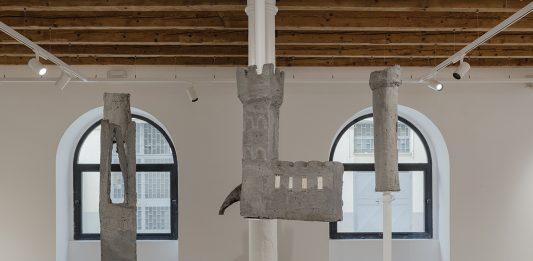 Cosa significa trovare riparo nell’arte? Una mostra a Roma esplora il tema del rifugio rifugi pastificio cerere