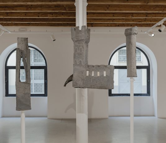 Cosa significa trovare riparo nell’arte? Una mostra a Roma esplora il tema del rifugio rifugi pastificio cerere