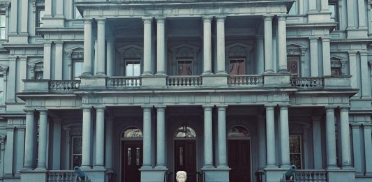 Trump riporta Colombo alla Casa Bianca. E Giuli depone la corona a New York