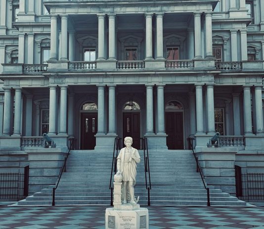 Trump riporta Colombo alla Casa Bianca. E Giuli depone la corona a New York