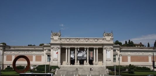 Un anno, una sala, un artista: Marinella Senatore protagonista del format della GNAMC
