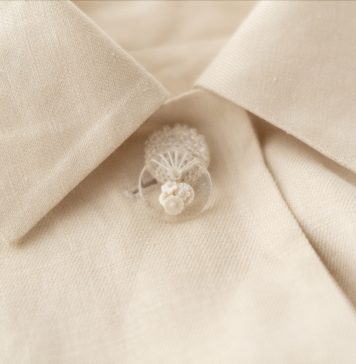 Bottoni come opere d’arte: quando un dettaglio di sartoria diventa linguaggio visivo