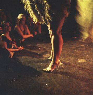 Tra neon e fantasie: il teatro segreto di Lisa Kereszi