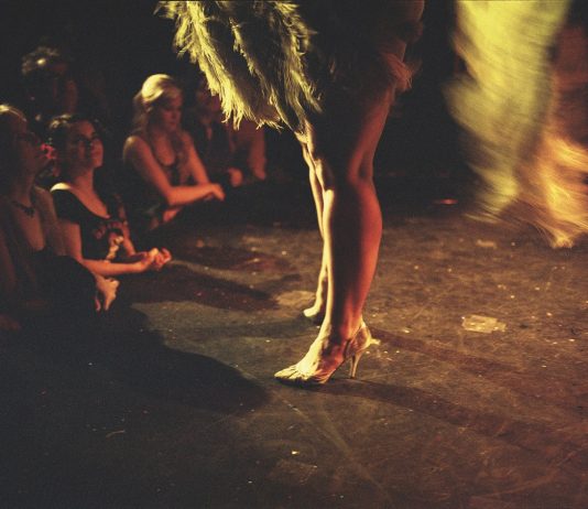 Tra neon e fantasie: il teatro segreto di Lisa Kereszi Lisa Kereszi