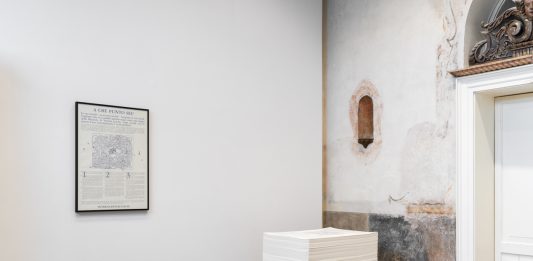 Joseph Kosuth a Venezia: il linguaggio tra oggetto e contesto