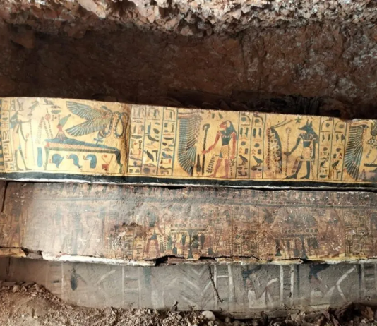 Nella Necropoli di Luxor scoperti 22 sarcofagi con mummie e iscrizioni