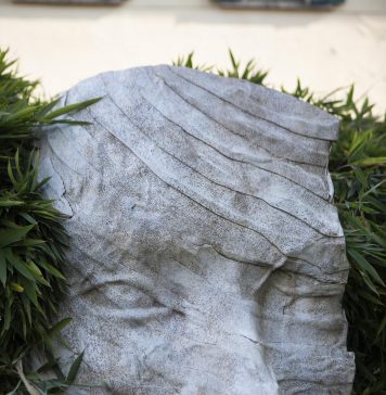 Figure misteriose animano lo spazio pubblico: la mostra diffusa di Davide Dall’Osso a Cernobbio