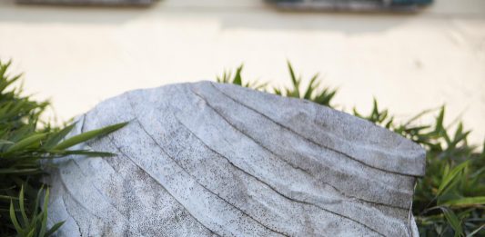 Figure misteriose animano lo spazio pubblico: la mostra diffusa di Davide Dall’Osso a Cernobbio cernobbio davide dall'osso