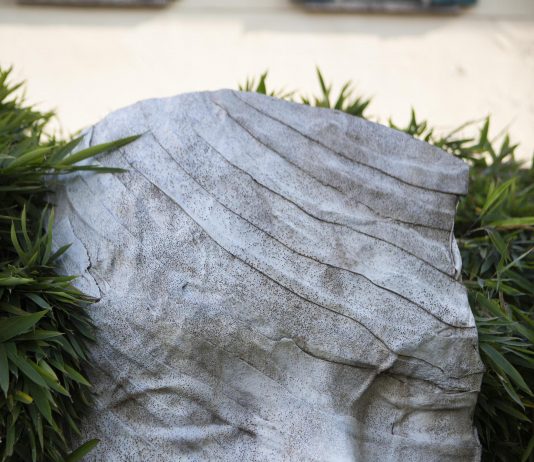 Figure misteriose animano lo spazio pubblico: la mostra diffusa di Davide Dall’Osso a Cernobbio cernobbio davide dall'osso