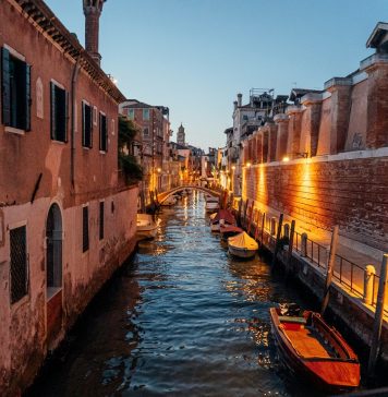 «Portiamo gli studi degli artisti sui muri di Venezia». La proposta in occasione della Biennale 2026