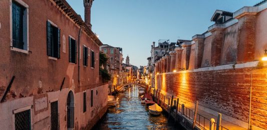 «Portiamo gli studi degli artisti sui muri di Venezia». La proposta in occasione della Biennale 2026 artisti italiani biennale