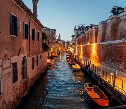 «Portiamo gli studi degli artisti sui muri di Venezia». La proposta in occasione della Biennale 2026