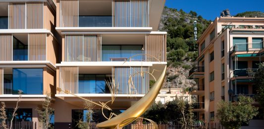 Arte e architettura a Varigotti, con la scultura omaggio a De André