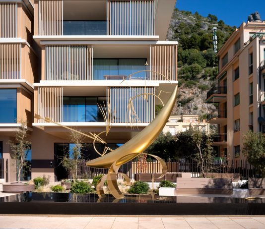 Arte e architettura a Varigotti, con la scultura omaggio a De André