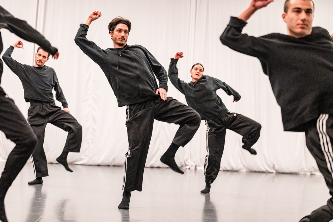 1 O28AF_GauthierDance_Aszure Barton_Luck_ph Andrea Guermani Gauthier Dance, Aszure Barton, Luck, ph. Andrea Guermani