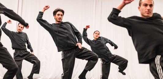 Da Orsolina28 si entra nel processo della danza in divenire, con Aszure Barton Gauthier Dance, Aszure Barton, Luck, ph. Andrea Guermani