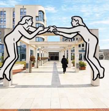 Un’installazione di MP5 all’ingresso di un ospedale di Roma: arte per umanizzare la cura