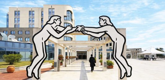 Un’installazione di MP5 all’ingresso di un ospedale di Roma: arte per umanizzare la cura
