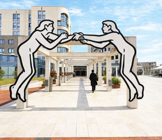 Un’installazione di MP5 all’ingresso di un ospedale di Roma: arte per umanizzare la cura