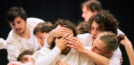 Gabriele Vacis porta sulla scena la parola calda, ostinata e contraria dei Vangeli Gabriele Vacis, Vangeli, ph. Agnese Carbone