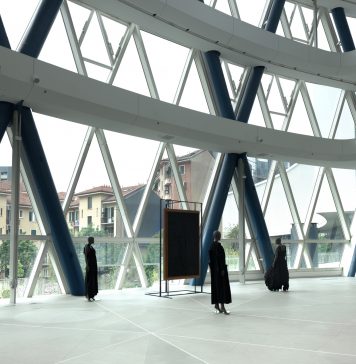 Da Alberto Burri alla moda giapponese: a Milano, un dialogo sul nero