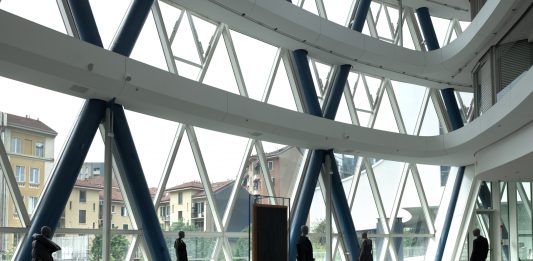 Da Alberto Burri alla moda giapponese: a Milano, un dialogo sul nero