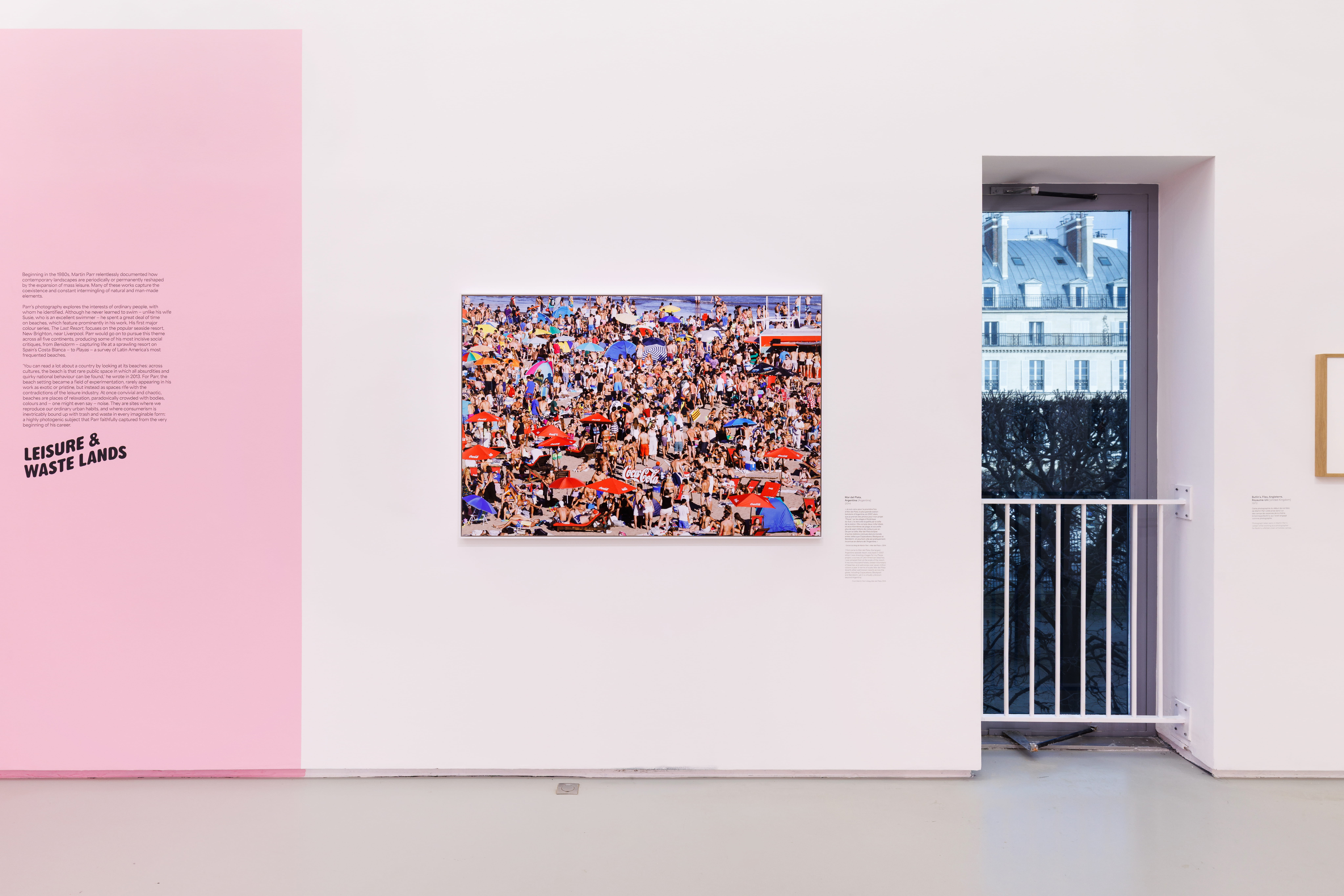 Martin Parr, GLOBAL WARNING, veduta della mostra, Jeu de Paume, Parigi, 2026, ph. Salim Santa Lucia