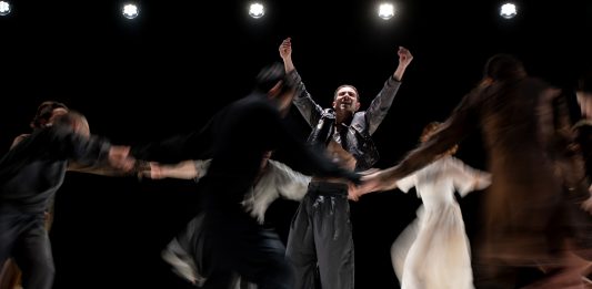 La tragedia greca diventa una danza di parole: le Fenicie di Michela Lucenti