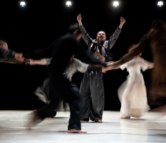 La tragedia greca diventa una danza di parole: le Fenicie di Michela Lucenti