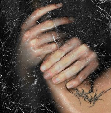 Nelle fotografie di Cate Colapietro, il corpo sfugge oltre il ritratto