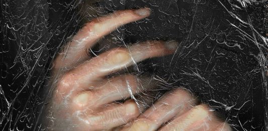 Nelle fotografie di Cate Colapietro, il corpo sfugge oltre il ritratto