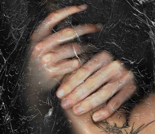 Nelle fotografie di Cate Colapietro, il corpo sfugge oltre il ritratto