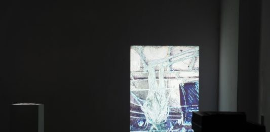 A Modena Gate26A ospita le opere di Aleksandr Nuss dove la materia si erode e la luce rivela
