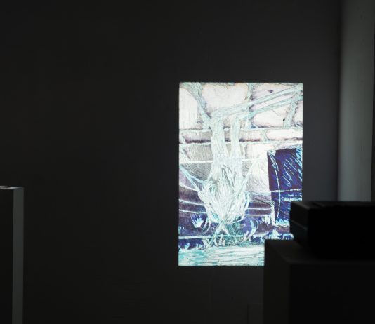 A Modena Gate26A ospita le opere di Aleksandr Nuss dove la materia si erode e la luce rivela