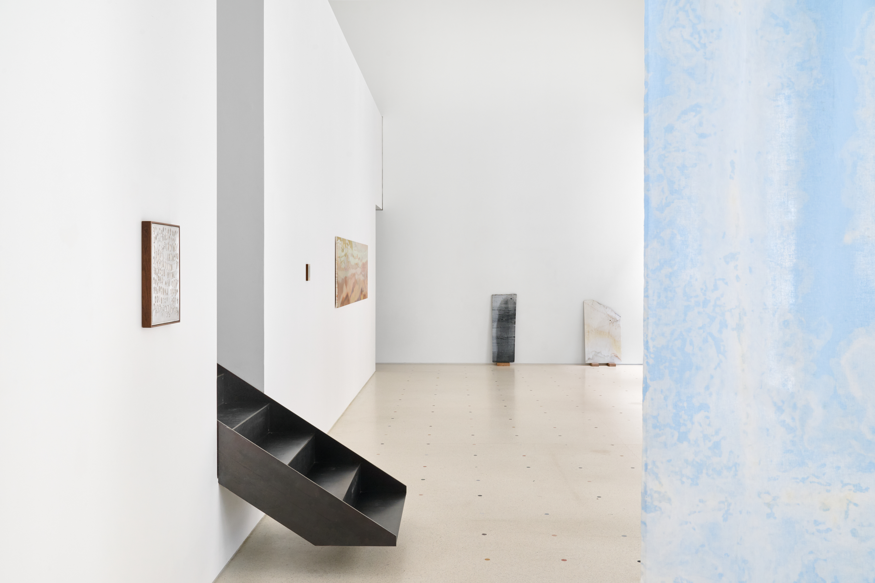 Schermo che mostra il video When the Sea Swallows di Diana Policarpo