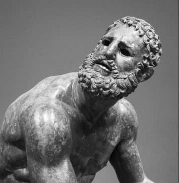 The Boxer di Gabriele Tinti, il bronzo ellenistico e la fragilità dell’umanità