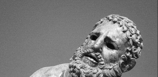 The Boxer di Gabriele Tinti, il bronzo ellenistico e la fragilità dell’umanità