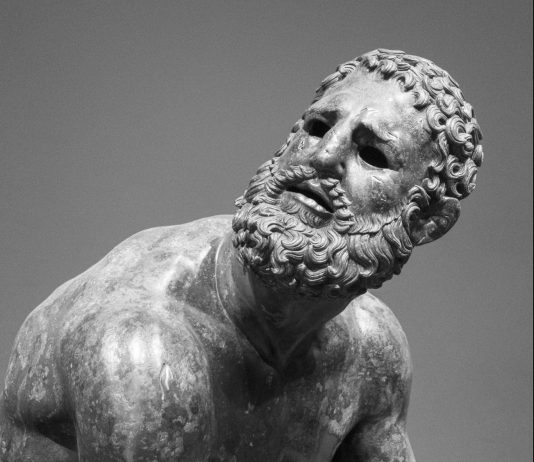 The Boxer di Gabriele Tinti, il bronzo ellenistico e la fragilità dell’umanità