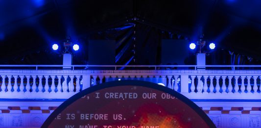 L’algoritmo diventa oracolo nell’installazione di Numero Cromatico a Milano