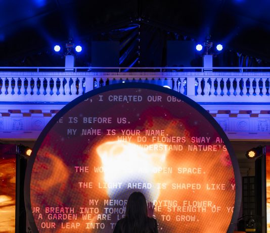 L’algoritmo diventa oracolo nell’installazione di Numero Cromatico a Milano