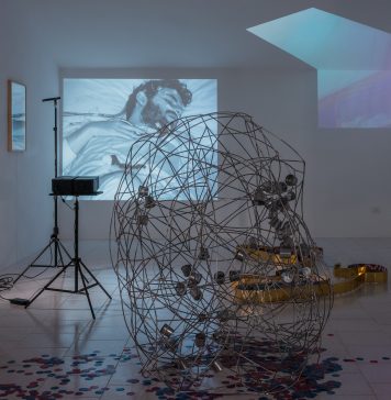 Nel sonno si dissolve il controllo: una mostra per delega da Mondoromulo