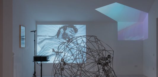 Nel sonno si dissolve il controllo: una mostra per delega da Mondoromulo