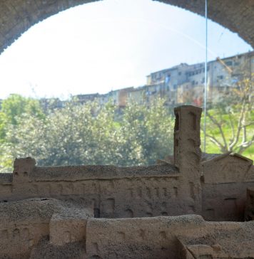 Leandro Erlich a Colle di Val d’Elsa, la sabbia come paesaggio del tempo