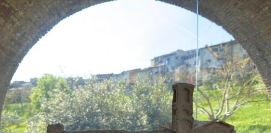 Leandro Erlich a Colle di Val d’Elsa, la sabbia come paesaggio del tempo Leandro Erlich opera di sabbia