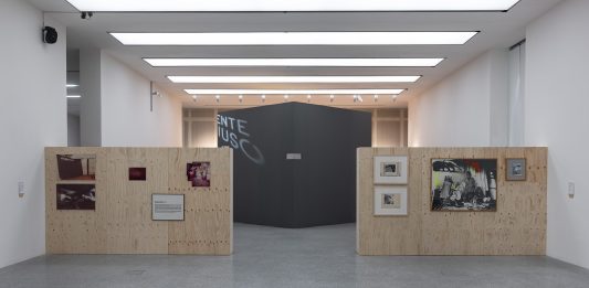 Oltre la fotografia: al Museion di Bolzano gli ambienti di Franco Vaccari raccontano la storia di un artista visionario