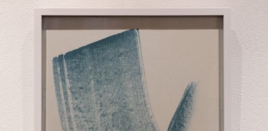 Per Giusi Sferruggia, la pittura è un rituale tra controllo e abbandono