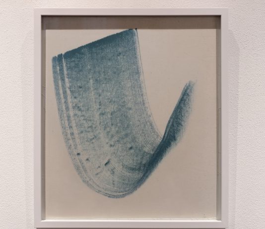 Per Giusi Sferruggia, la pittura è un rituale tra controllo e abbandono